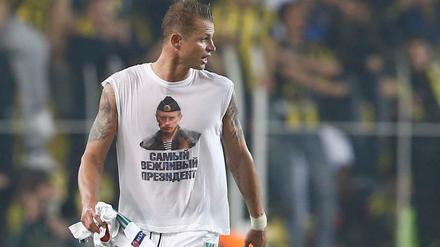 Dmitri Tarassow von Lokomotive Moskau trug gegen Fenerbahce Istanbul ein T-Shirt, das den russischen Präsidenten Wladimir Putin zeigte.