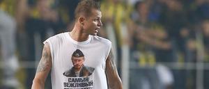 Dmitri Tarassow von Lokomotive Moskau trug gegen Fenerbahce Istanbul ein T-Shirt, das den russischen Präsidenten Wladimir Putin zeigte.