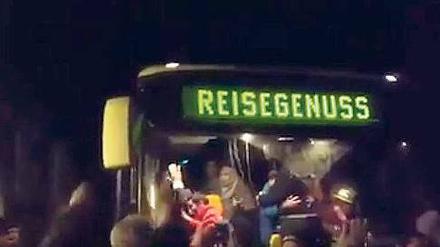 Blockiert. Der Bus mit den Flüchtlingen in Clausnitz trug die zynisch wirkende Linienanzeige „Reisegenuss“. 