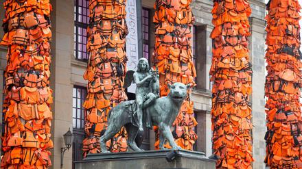 Die Rettungswesten am Konzerthaus am Gendarmenmarkt wurden nach nur vier Tagen wieder abmontiert. Viele Besucher hätten das Kunstwerk von Ai Weiwei gerne länger in Berlin gesehen.