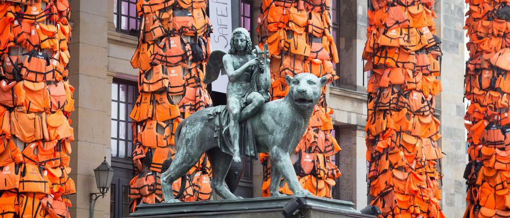 Die Rettungswesten am Konzerthaus am Gendarmenmarkt wurden nach nur vier Tagen wieder abmontiert. Viele Besucher hätten das Kunstwerk von Ai Weiwei gerne länger in Berlin gesehen.