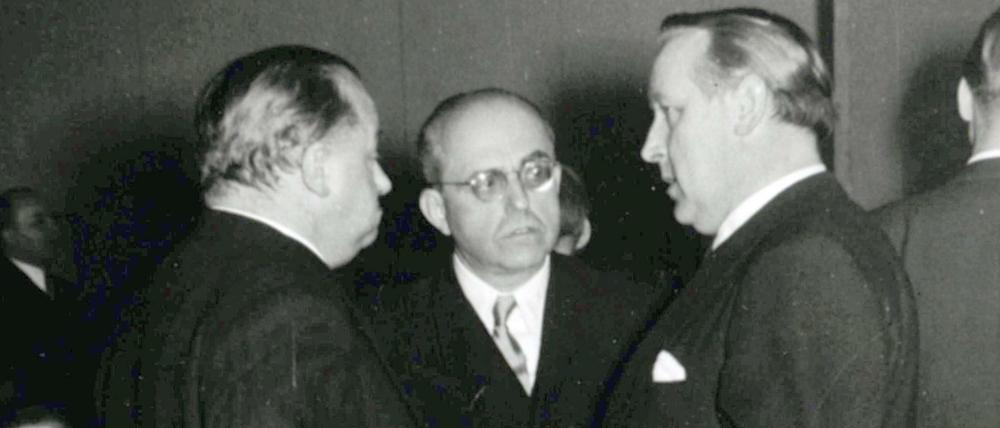 Dr. Hildebrand Gurlitt (M), Direktor des Kunstvereins für die Rheinlande und Westfalen, und Prof. Friedrich Tamms (r) unterhalten sich auf einer Feierstunde für den Präsidenten der IHK, Prof. Dr. Wilden anlässlich seines 75. Geburtstages in der Kunsthalle Düsseldorf (Nordrhein-Westfalen) am 02.02.1952. Hildebrand Gurlitt (1895-1956) zählte zu Hitlers Kunsthändlern. Bei seinem Sohn Cornelius wurden zahlreiche Werke namhafter Künstler sichergestellt. Foto: Stadtarchiv Düsseldorf Signatur 015-421-005/ Wilhelm Margulies dpa (nur s/w, bestmögliche Qualität, - ACHTUNG: Nur zur redaktionellen Verwendung bei vollständiger Nennung der Quelle Foto: Stadtarchiv Düsseldorf 015-421-005 /Wilhelm Margulies dpa". Gesperrt für dpa-Infoline!) +++(c) dpa - Bildfunk+++