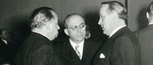 Dr. Hildebrand Gurlitt (M), Direktor des Kunstvereins für die Rheinlande und Westfalen, und Prof. Friedrich Tamms (r) unterhalten sich auf einer Feierstunde für den Präsidenten der IHK, Prof. Dr. Wilden anlässlich seines 75. Geburtstages in der Kunsthalle Düsseldorf (Nordrhein-Westfalen) am 02.02.1952. Hildebrand Gurlitt (1895-1956) zählte zu Hitlers Kunsthändlern. Bei seinem Sohn Cornelius wurden zahlreiche Werke namhafter Künstler sichergestellt. Foto: Stadtarchiv Düsseldorf Signatur 015-421-005/ Wilhelm Margulies dpa (nur s/w, bestmögliche Qualität, - ACHTUNG: Nur zur redaktionellen Verwendung bei vollständiger Nennung der Quelle Foto: Stadtarchiv Düsseldorf 015-421-005 /Wilhelm Margulies dpa". Gesperrt für dpa-Infoline!) +++(c) dpa - Bildfunk+++