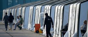 Flüchtlinge zwischen beheizten Zelten auf dem Gelände der Erstaufnahme in Doberlug-Kirchhain (Brandenburg)