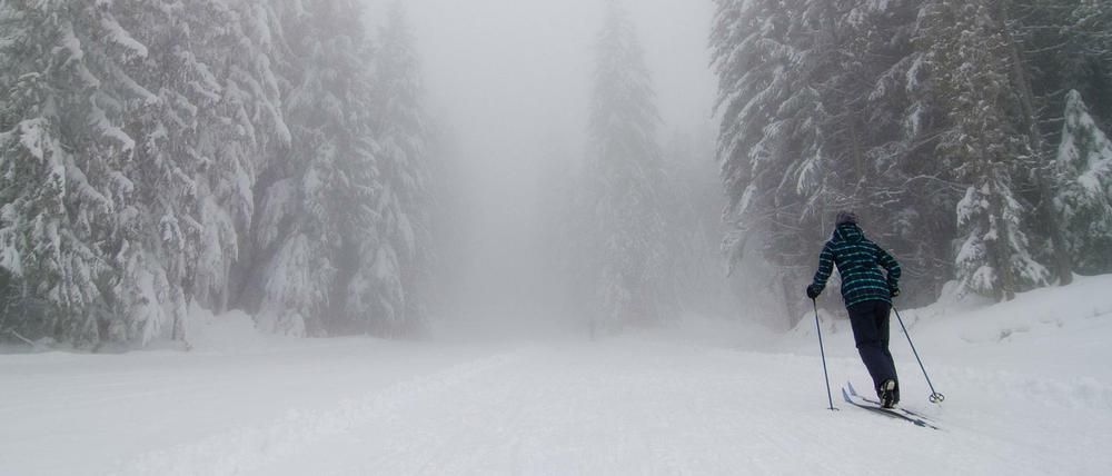 Skifahren bei schlechter Sicht ist gefährlich - für einen jungen Berliner endete es nun offenbar tödlich (Symbolfoto).
