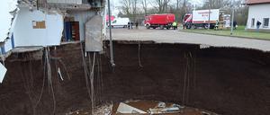 Der Erdfall ließ Gebäudeteile abbrechen: Das entstandene Loch ist 40 bis 50 Meter tief und mit Wasser gefüllt.