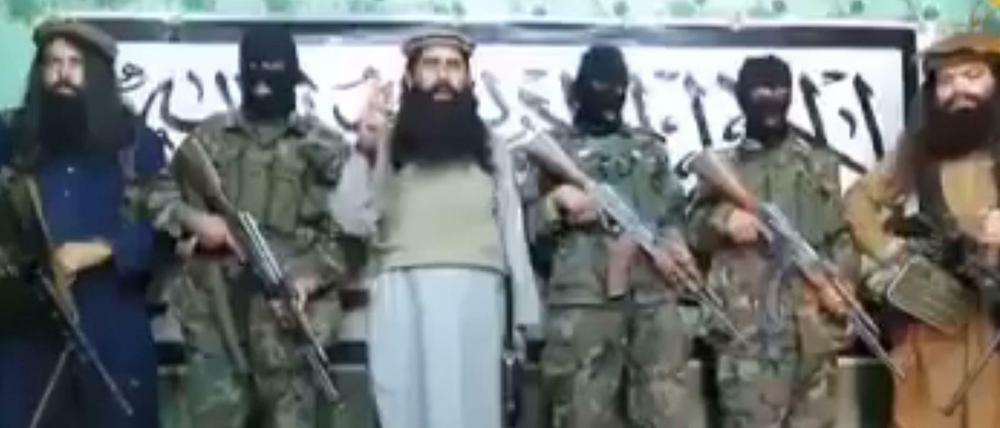 Der Screenshot eines Videos zeigt pakistanische Taliban mit ihrem Anführer Khalifa Umar Mansoor (Mitte). Die Menschenrechtsorganisation Human Right Watch wirft den afghanischen Taliban vor, Kinder zu rekrutieren.