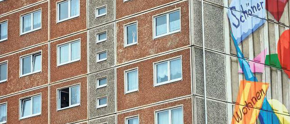 Willkommen in der Wirklichkeit. Die anhaltende Zuwanderung hat das Thema Wohnen in eine neue Dimension gerückt: Rund 1,1 Millionen Flüchtlinge kamen 2015 nach Deutschland, allein im Januar 2016 betrug die Zahl der Ankommenden etwa 90 000.