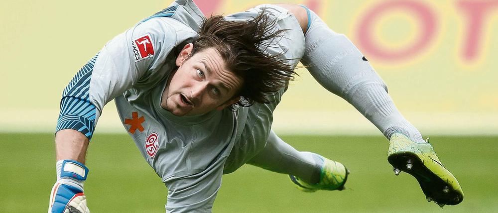 Der Mainzer Torwart Heinz Müller geht aus der Auseinandersetzung mit Mainz 05 als Verlierer hervor - vorerst.