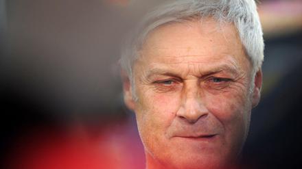 Armin Veh glaubt, dass Fehlentscheidungen dadurch entstehen, dass Bundesliga-Schiedsrichter ständig miteinander kommunizieren.