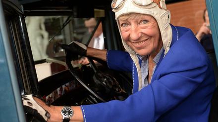 Die ehemalige Rennfahrerin Heidi Hetzer beim Begiinn ihrer Weltreise am Berliner Olympiastadion im Sommer 2014.