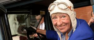 Die ehemalige Rennfahrerin Heidi Hetzer beim Begiinn ihrer Weltreise am Berliner Olympiastadion im Sommer 2014.