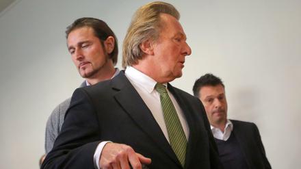 Der Mainzer Präsident Harald Strutz (M.), und Manager Christian Heidel (r.) uns der frühere Torhüter Heinz Müller (l.).