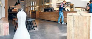 Kinderwagen unerwünscht. Ein Poller versperrt den Weg in die „Barn Roastery“. 