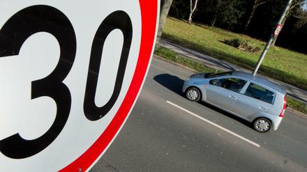 In Wohnstraßen gilt schon meist Tempo 30. Bald soll das Limit auch an Hauptstraßen leichter angeordnet werden können.