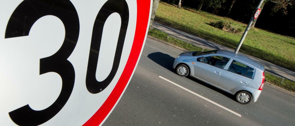 In Wohnstraßen gilt schon meist Tempo 30. Bald soll das Limit auch an Hauptstraßen leichter angeordnet werden können.