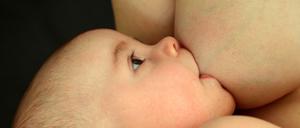Eine Frau stillt ihr Baby. 