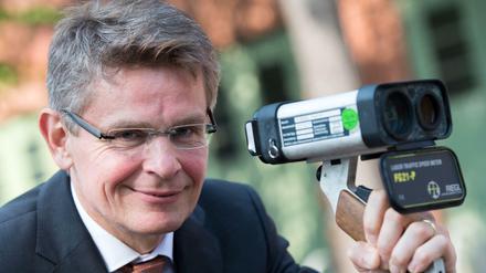 Berlins Polizeipräsident Klaus Kandt besuchte persönlich die groß angelegte Blitzer-Aktion der Polizei in der City West. (Archiv)