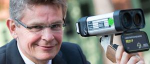 Berlins Polizeipräsident Klaus Kandt besuchte persönlich die groß angelegte Blitzer-Aktion der Polizei in der City West. (Archiv)