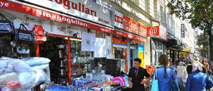 Am Kottbusser Damm zwischen Kotti und Hermannplatz treffen täglich Türken und Kurden aufeinander - in aller Regel friedlich.