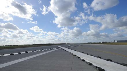 Weiße Kreuze sperren in Schönefeld die südliche Startbahn am zukünftigen Hauptstadtflughafen (BER). 