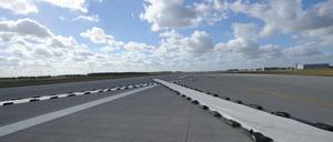 Weiße Kreuze sperren in Schönefeld die südliche Startbahn am zukünftigen Hauptstadtflughafen (BER). 