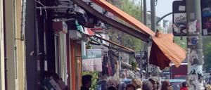 Eine Straßenszene aus der Oranienstraße. Hier soll ein Mann auf offener Straße mehrere Frauen niedergestochen haben (Symbolfoto).