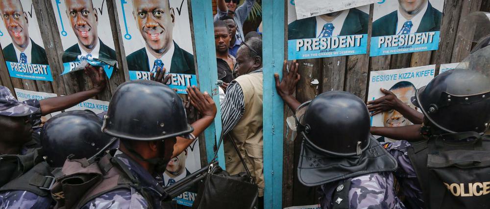 Sicherheitskräfte stürmen die Parteizentrale des Oppositionsführers Kizza Besigye in Kampala. Das war einen Tag nach der Wahl. Sie wollten, hieß es später in der Begründung, verhindern, dass die Opposition Wahlergebnisse veröffentlicht. 