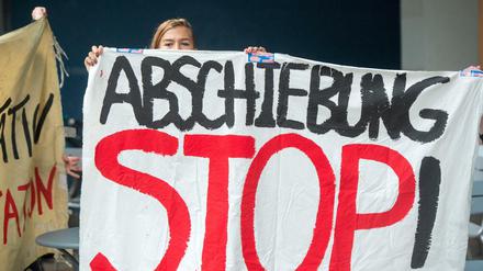 Viele Menschen wollen Abschiebungen verhindern. Hier ein Foto von einem Protest im Sommer 2104: Flüchtlingsaktivisten hatten damals den Fernsehturm besetzt.