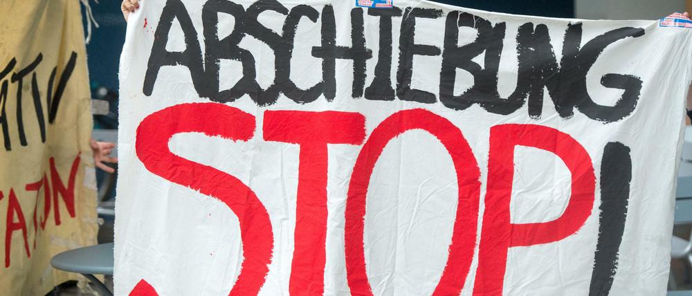 Viele Menschen wollen Abschiebungen verhindern. Hier ein Foto von einem Protest im Sommer 2104: Flüchtlingsaktivisten hatten damals den Fernsehturm besetzt.