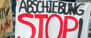 Viele Menschen wollen Abschiebungen verhindern. Hier ein Foto von einem Protest im Sommer 2104: Flüchtlingsaktivisten hatten damals den Fernsehturm besetzt.