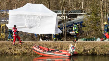 Helfer bauen einen Sichtschutz vor den verunglückten Zügen auf. Die Einsatzkräfte selbst dürfen nicht wegsehen.