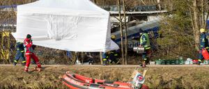 Helfer bauen einen Sichtschutz vor den verunglückten Zügen auf. Die Einsatzkräfte selbst dürfen nicht wegsehen.