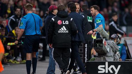 Felix Zwayer (r.) schickt Roger Schmidt auf die Tribüne. Der will nicht und deswegen unterbricht der Schiri das Spiel einfach mal.