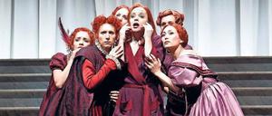 Im Getümmel. Evelyn Herlitzius als Emilia.