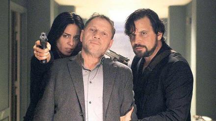 Von wegen gelobtes Land.  Mitra Kostic (Edita Malovcic) und ihr Bruder Milan (Sascha Alexander Geršak, r.) haben Kommissar Lannert (Richy Müller) in ihrer Gewalt.