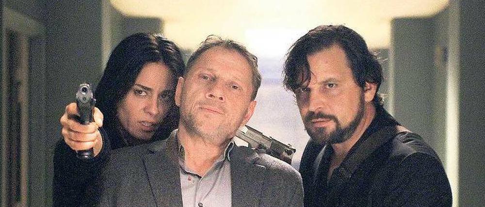 Von wegen gelobtes Land. Mitra Kostic (Edita Malovcic) und ihr Bruder Milan (Sascha Alexander Geršak, r.) haben Kommissar Lannert (Richy Müller) in ihrer Gewalt.