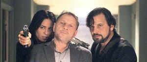 Von wegen gelobtes Land.  Mitra Kostic (Edita Malovcic) und ihr Bruder Milan (Sascha Alexander Geršak, r.) haben Kommissar Lannert (Richy Müller) in ihrer Gewalt.
