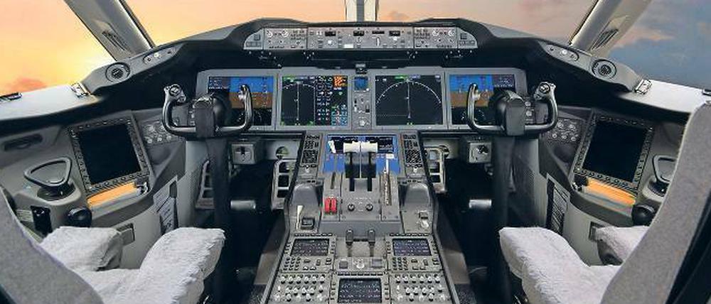 Alles griffbereit. Im Cockpit muss der Pilot jederzeit in der Lage sein, alle Hebel, Schalter und Knöpfe problemlos zu erreichen.