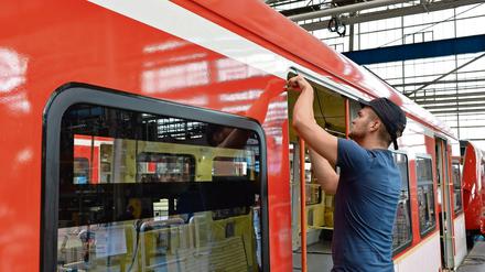Ein Fahrzeugmonteur arbeitet in Hennigsdorf an einer S-Bahn vom Typ 430. Mehr als 2800 Mitarbeiter produzieren an diesem Standort unter anderem S-Bahnen und Straßenbahnen. 