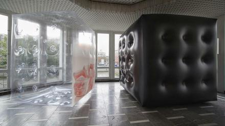 Wo die Liebe hinfällt. Installation von Anthea Hamilton und Nicholas Byrne im Schinkel-Pavillon.