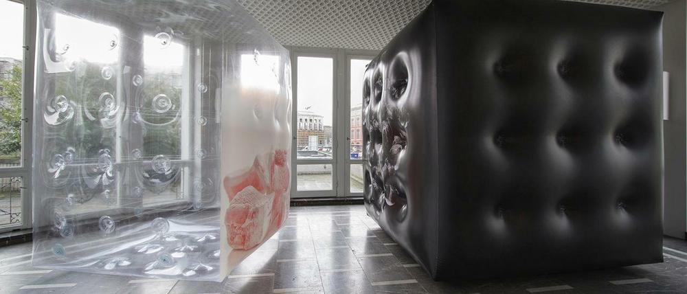 Wo die Liebe hinfällt. Installation von Anthea Hamilton und Nicholas Byrne im Schinkel-Pavillon.