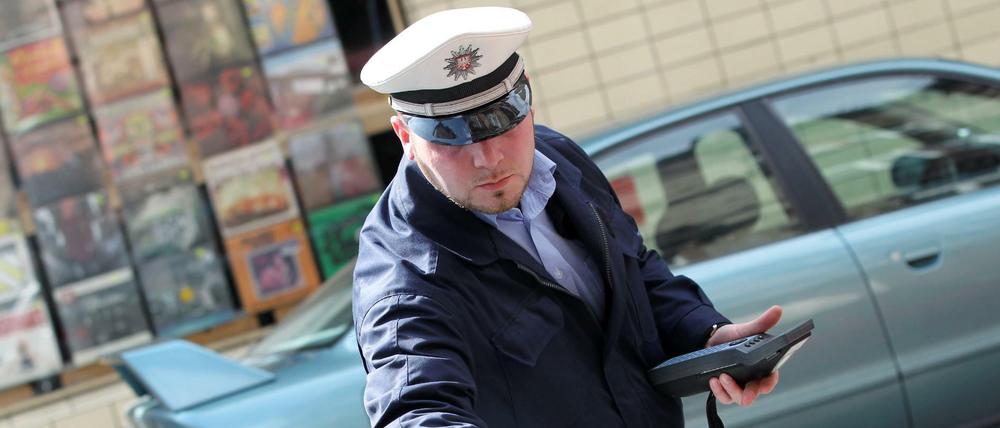 Knapp acht Millionen Euro Bußgelder aus mehr als 56.0000 Anzeigen verhängten Mittes Ordnungsamtsmitarbeiter im Jahr 2015.