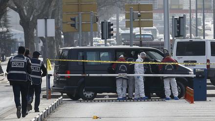 Forensiker treffen am Donnerstagmorgen am Anschlagsort in Ankaras Regierungsviertel ein.