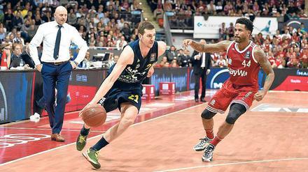 Er lässt nie locker. Sasa Obradovic verlangt immer das Maximum von seinen Spielern. Hier beobachtet er Dragan Milosavljevic, der im Pokalfinale gegen Bryce Taylor und den FC Bayern den entscheidenden Korb erzielte. 