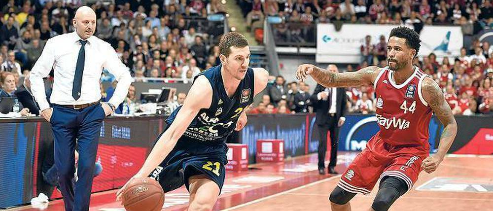 Er lässt nie locker. Sasa Obradovic verlangt immer das Maximum von seinen Spielern. Hier beobachtet er Dragan Milosavljevic, der im Pokalfinale gegen Bryce Taylor und den FC Bayern den entscheidenden Korb erzielte. 