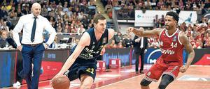 Er lässt nie locker. Sasa Obradovic verlangt immer das Maximum von seinen Spielern. Hier beobachtet er Dragan Milosavljevic, der im Pokalfinale gegen Bryce Taylor und den FC Bayern den entscheidenden Korb erzielte. 