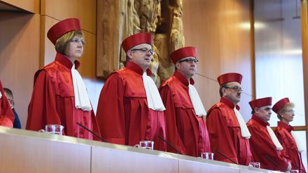 Das Bundesverfassungsgericht will zentrale Elemente der Euro-Rettungspolitik der Europäischen Zentralbank (EZB) nochmals unter die Lupe nehmen.