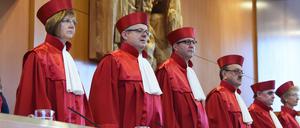 Das Bundesverfassungsgericht will zentrale Elemente der Euro-Rettungspolitik der Europäischen Zentralbank (EZB) nochmals unter die Lupe nehmen.