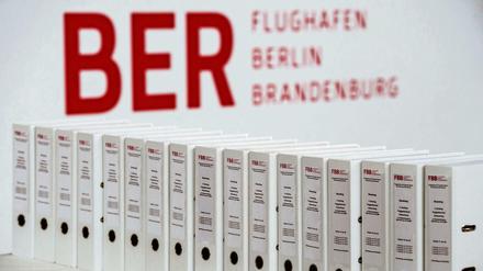 Akte BER. Die Aktenordner mit Nachträgen zum Bauantrag der Entrauchung stehen im Terminalgebäude des Hauptstadflughafens Berlin Brandenburg 